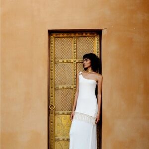 Savannah Morrow Elegant White One-Shoulder Sleeveless dress